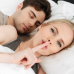 coppie che dormono in letti separati